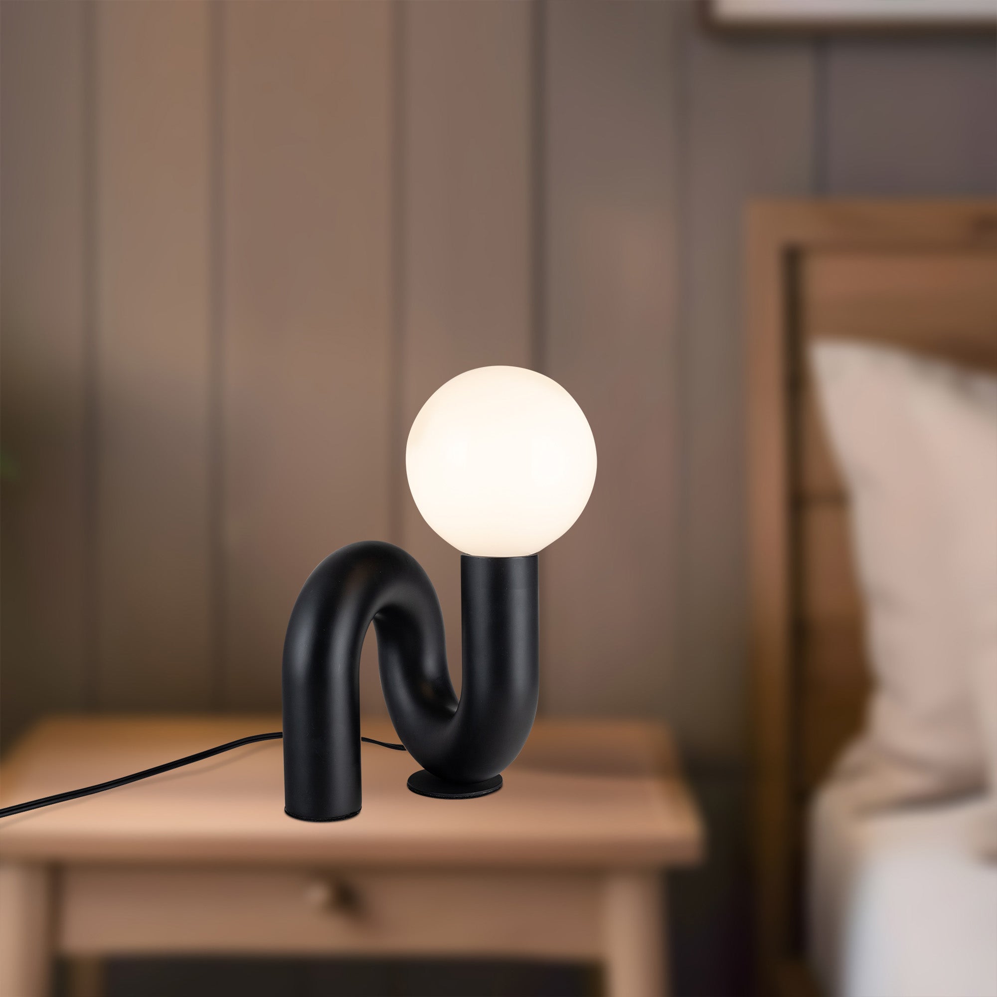 Sadie Table Lamp – Eclectic Style with Customizable Bulb Options
